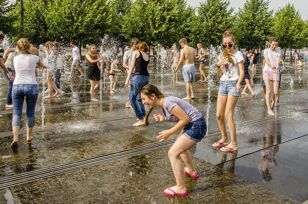 Дети купаются в фонтане фото